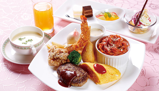 <strong>お子様プレート</strong> ¥3,500(サービス料・消費税込)<br>・旬のおすすめスープ ・オムライス ・スパゲティーナポリタン ・ミニドック ・チキンから揚げ ・海老フライ タルタルソース ・茶碗蒸し ・桃饅頭 ・ハンバーグステーキ デミグラスソース ・フルーツ盛り合わせ ・アイスクリーム&プチケーキ ・オレンジジュース