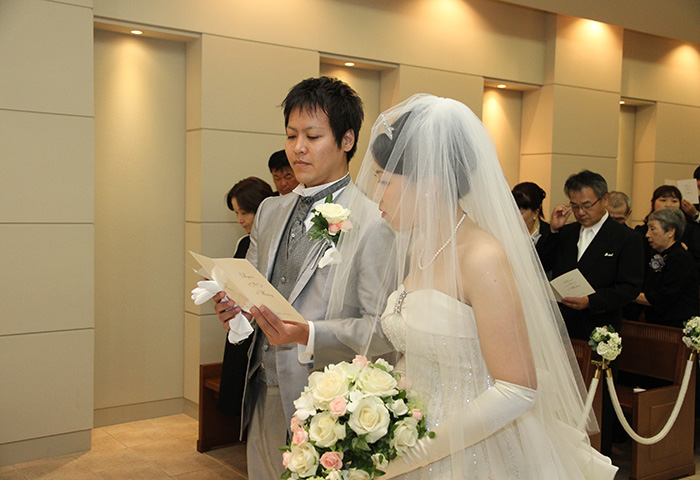 神父さんの前で愛を誓い、改めて結婚したんだと実感しました