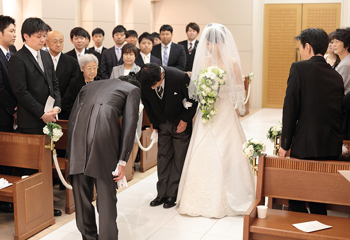 みんなに注目され、緊張でお義父さんの顔をまともに見ることができませんでした
