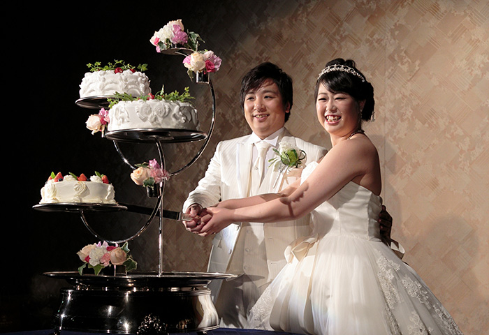 ケーキ入刀。たくさんの人に写真とられて恥ずかしかったけど、ちょっぴり嬉しかった