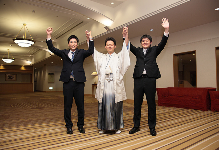 新郎もお色直し退場はサプライズで大好きな弟と!笑顔でバンザーイ!