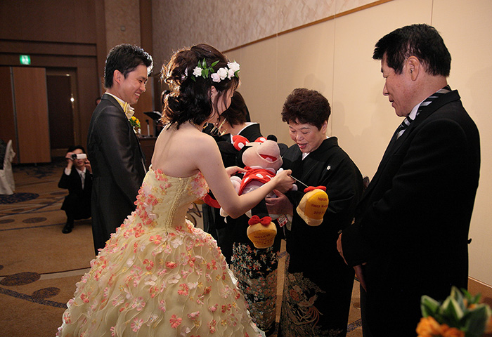 両親へウェイトドール贈呈。3780gの私(新婦)はさぞ重たかったことでしょう