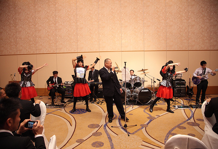 余興では新郎の職場の方々が歌やダンス、楽器演奏で会場を盛り上げてくださいました