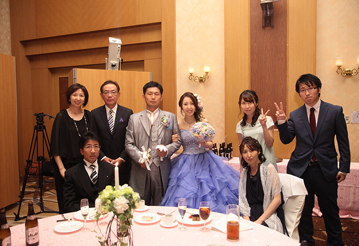 新婦の家族と叔父・叔母との1枚。結婚式をするにあたり、相談に乗ってくれたり、準備を手伝ってくれた家族や親族には感謝の気持ちでいっぱいです