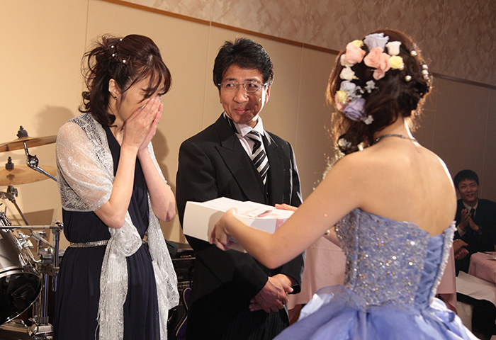 両親へ感謝の気持ちを込めてプリザーブドフラワーが敷き詰められた時計をプレゼントしました