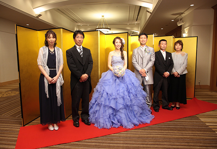 披露宴終了後に両親と。結婚式の準備は大変でしたが、終わった後は達成感と安心感でいっぱいでした