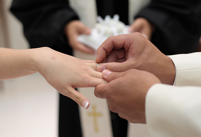 結婚指輪をはめてもらった時に、どんな時も新郎についていこうと思いました